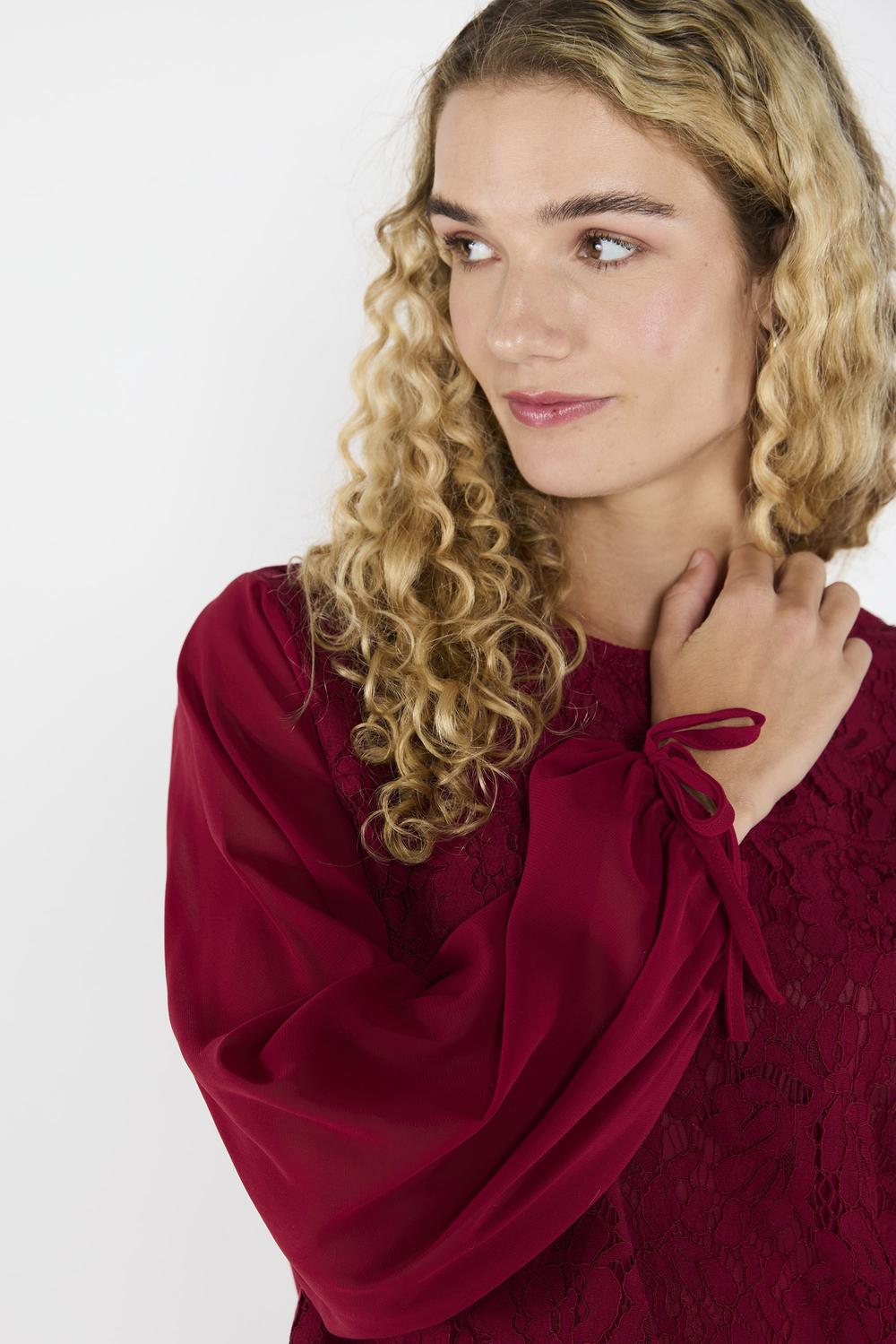 Blusa Romántica Guadalupe Burdeo